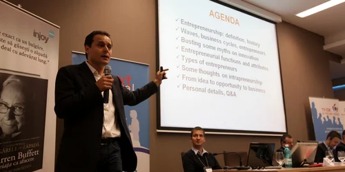 Criza este o oportunitate pentru afaceri, le-a explicat tinerilor omul de afaceri Marius Ghenea / Foto: Caius Raţiu
