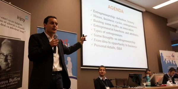 Criza este o oportunitate pentru afaceri, le-a explicat tinerilor omul de afaceri Marius Ghenea / Foto: Caius Raţiu