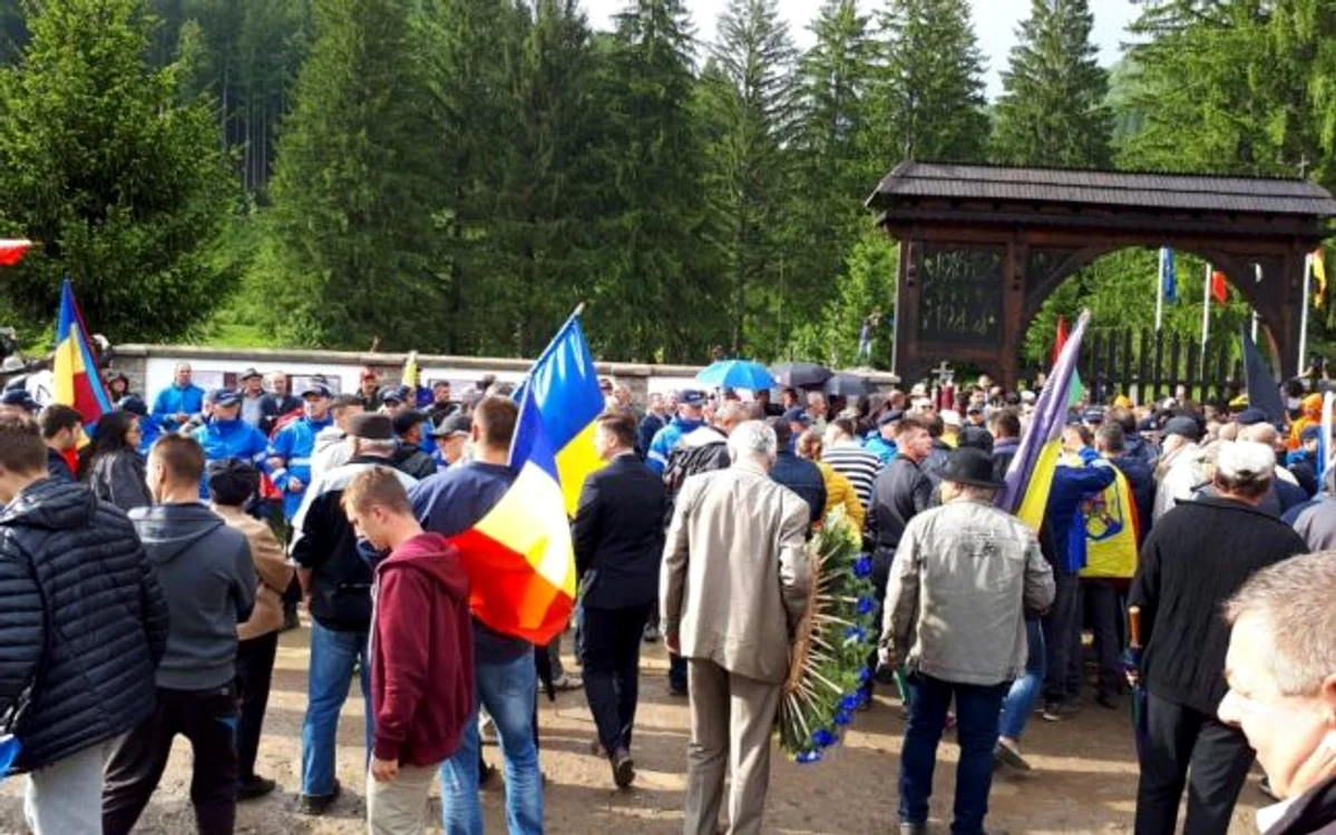 Români adunaţi în faţa cimitirului FOTO G4 Media