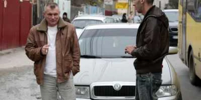 Marian Călugăru (stânga) şi Duţu Cosmin susţin că taxa de parcare este justifi cată