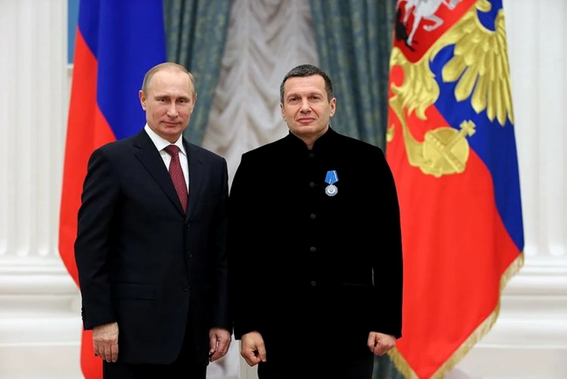 Propagandistul Vladimir Soloviov (stânga), decorat de Vladimir Putin FOTO kremlin.ru