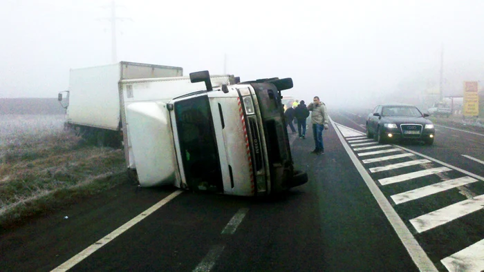 Duba răsturnată a ocupată o bandă de mers