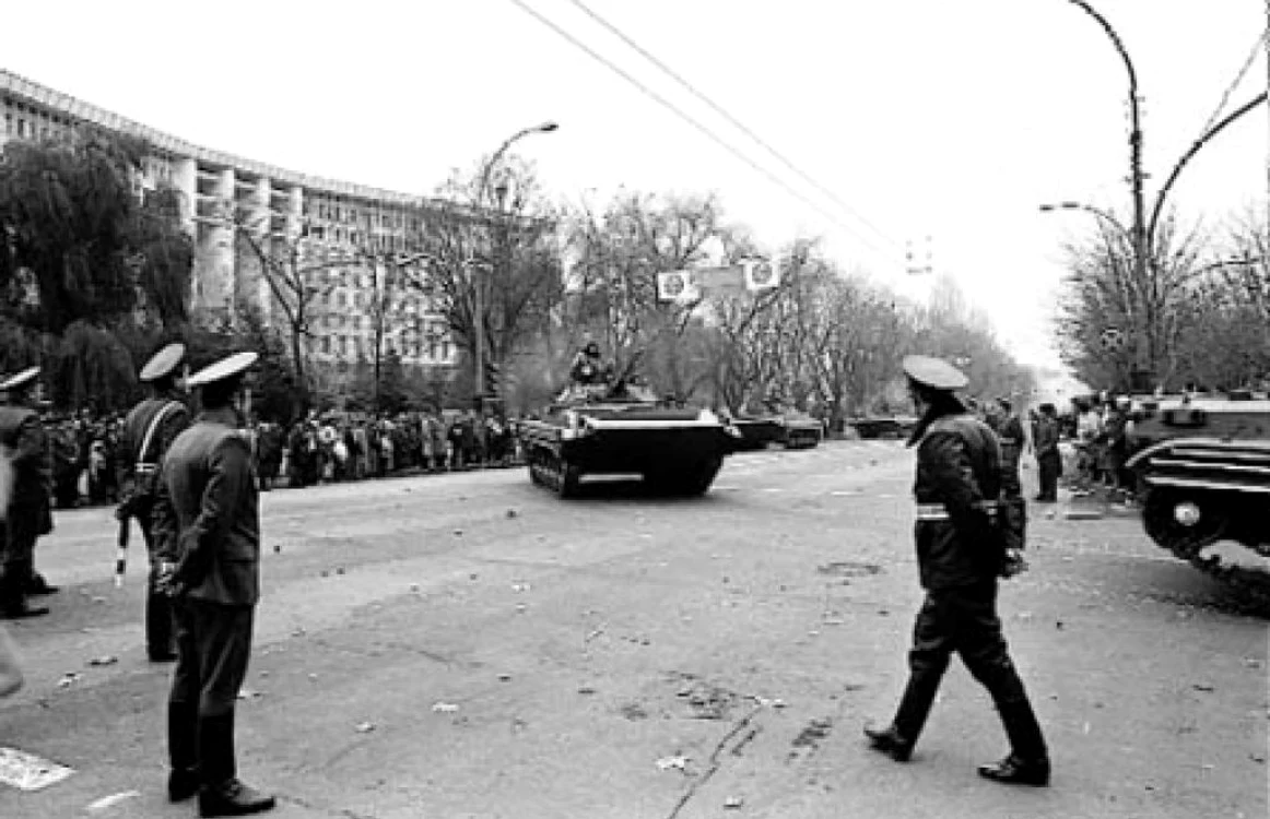Miliţia din RSSM faţă în faţă cu demonstranţii de la Chişinău (noiembrie 1989) Sursa foto: wikipedia