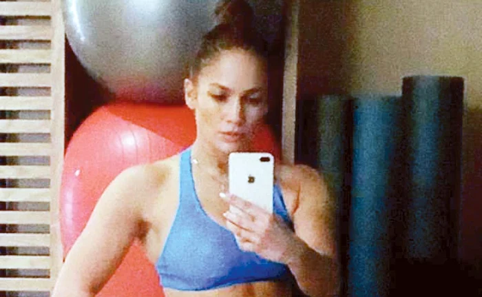 Cântăreaţa şi actriţa Jennifer Lopez arată incredibil de bine la vârsta de 49 de ani Foto: Instagram