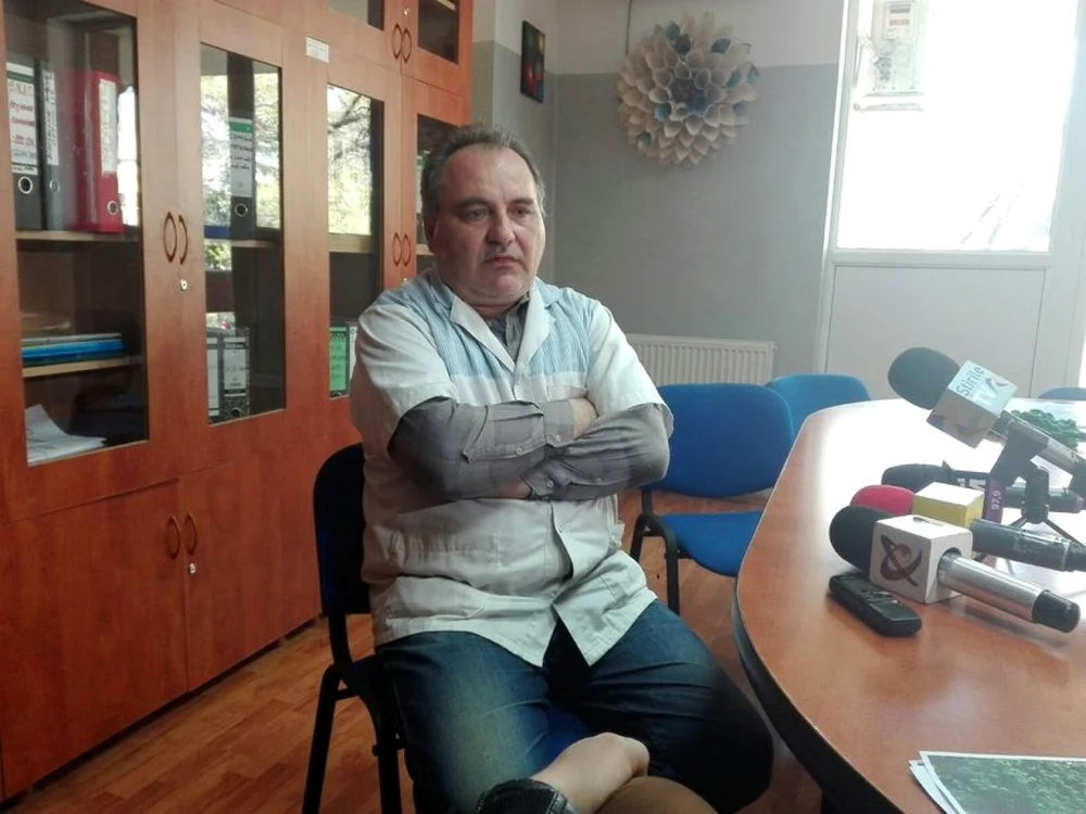Profesorul care povestea, în noiembrie 2016, cum sunt bătuţi copiii de 
la Şcoala Specială nr. 4 din Bucureşti/Foto: Cristina Radu/News