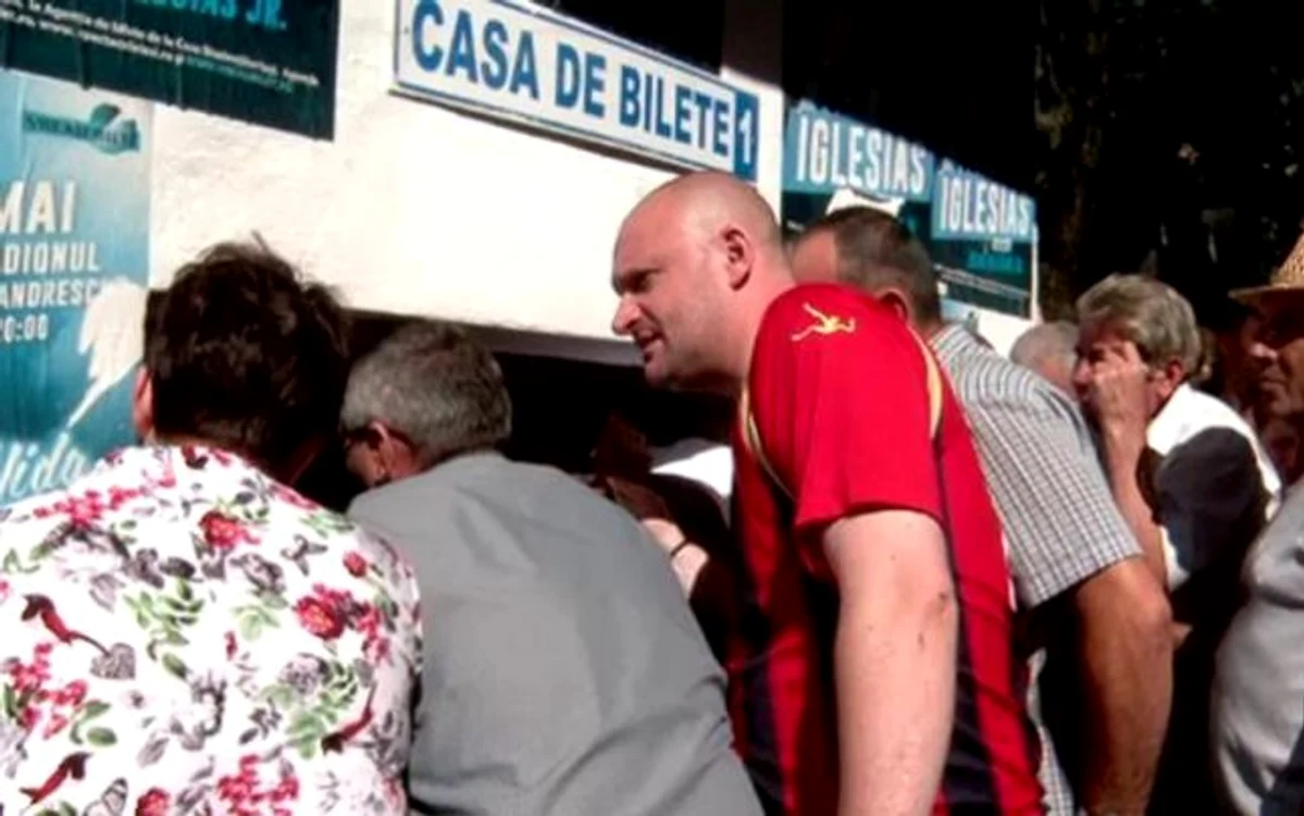 
    Cozi la casele de bilete ale stadionului din Iaşifoto: digisport.ro  