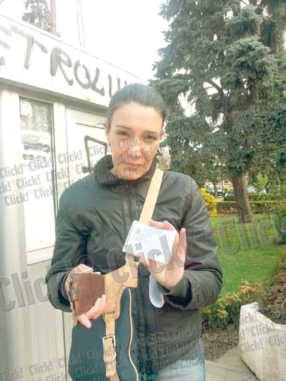 
    Nicoleta Andronescu  ne arată legitimaţia  de călătorie gratuită (Fotografii: Andreea Dancu)  