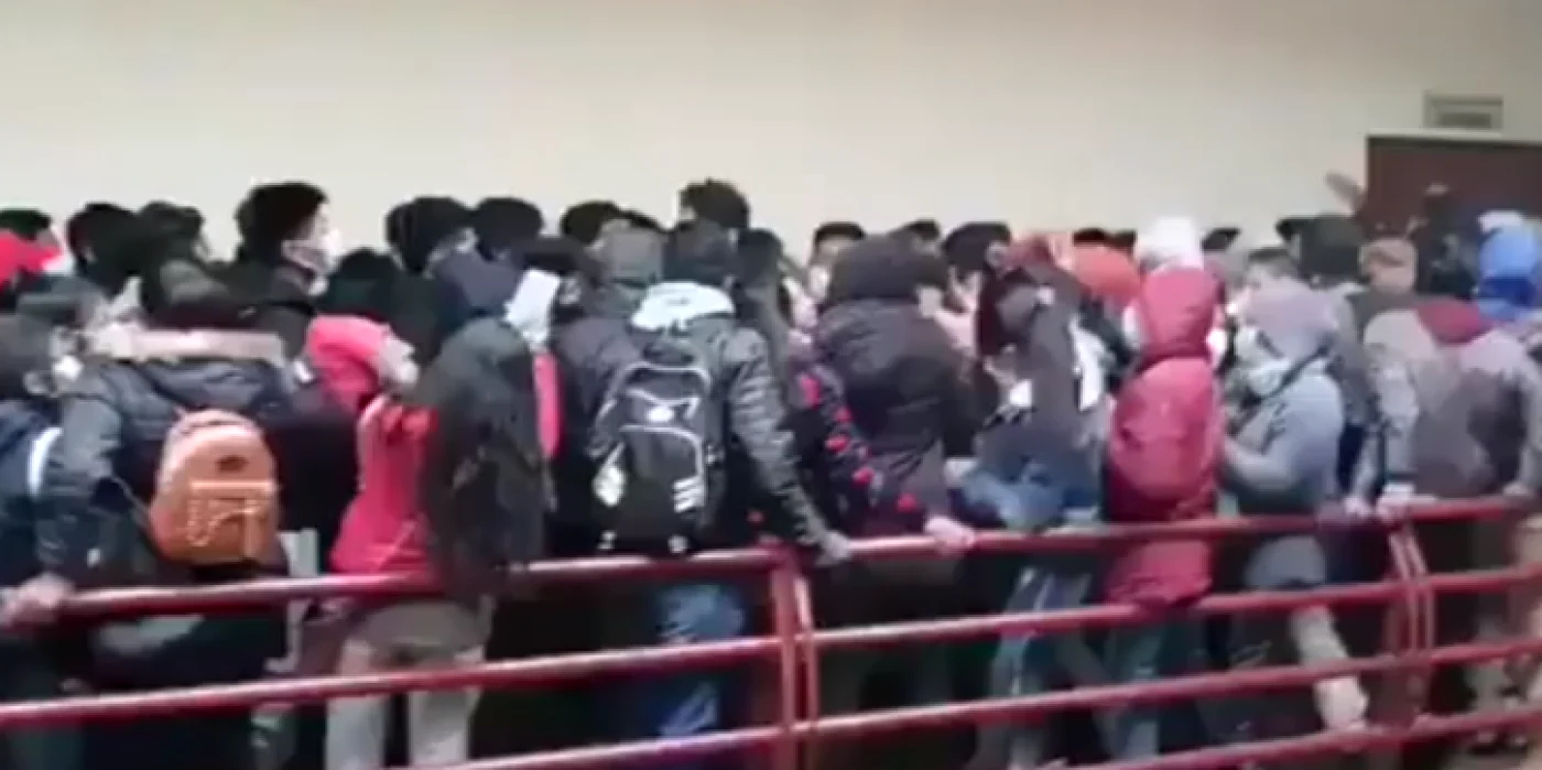 Şapte studenţi au murit şi mai mulţi au fost răniţi, după ce s-au prăbuşit cu balustrada la o Univesritate din Bolivia FOTO captură via New York Post