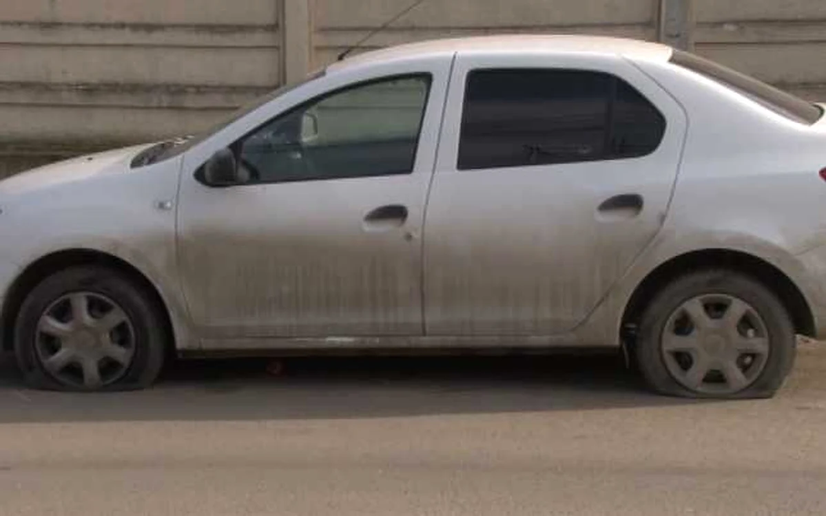 Maşina şefului de la Siguranţă Rutieră a fost vandalizată. FOTO Adevărul