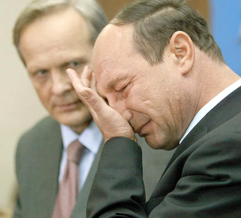 Septembrie 2004: „Dragă Stolo” şi lacrimile lui Băsescu au rămas în istorie, după ce Theodor Stolojan a renunţat la conducerea PNL şi, totodată, la candidatura pentru Preşedinţie. El a invocat motive de sănătate