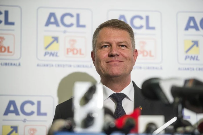 Klaus Iohannis a cântat imnul naţional în cadrul unei conferinţe de presă, susţinută la sediul ACL din Capitală FOTO Mediafax