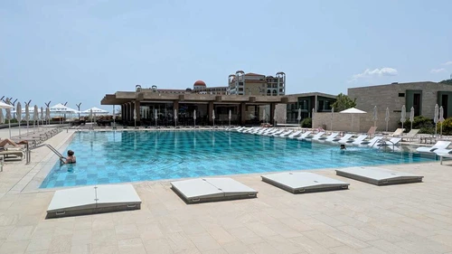 una dintre piscinele hotelului
