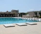 una dintre piscinele hotelului
