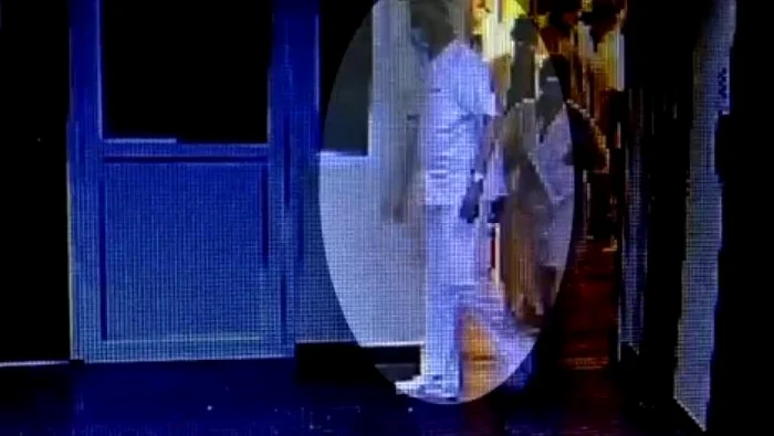 Sorin Oprescu, surprins de camerele de supraveghere în timp ce ieșea de la ședința convocată cu cadrele medicale