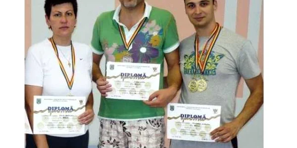 Viorel Grosu, încadrat de doi dintre foştii colegi, la campionatul de înot