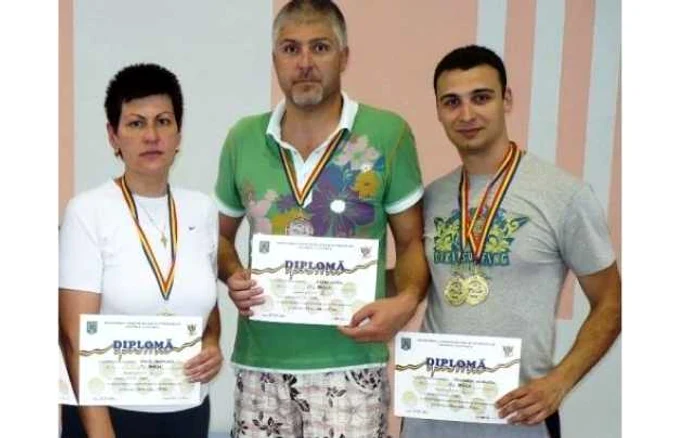 Viorel Grosu, încadrat de doi dintre foştii colegi, la campionatul de înot