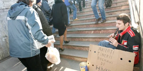 Persoanele seropozitive se umilesc uneori şi cer bani pentru a-şi cumpăra medicamente