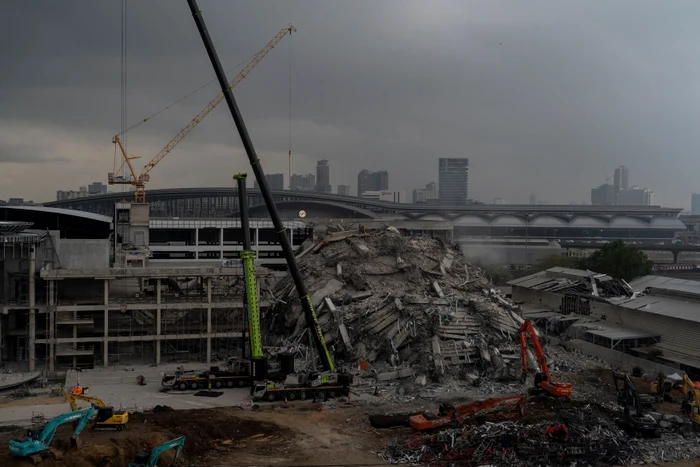 Prăbușirea unei clădiri-turn în Thailanda. FOTO: Profimedia