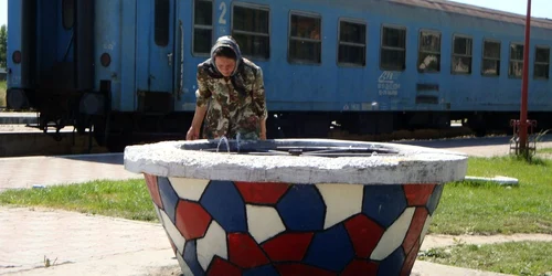 Călătorii cu trenul sunt mulţumiţi că au de unde bea apă