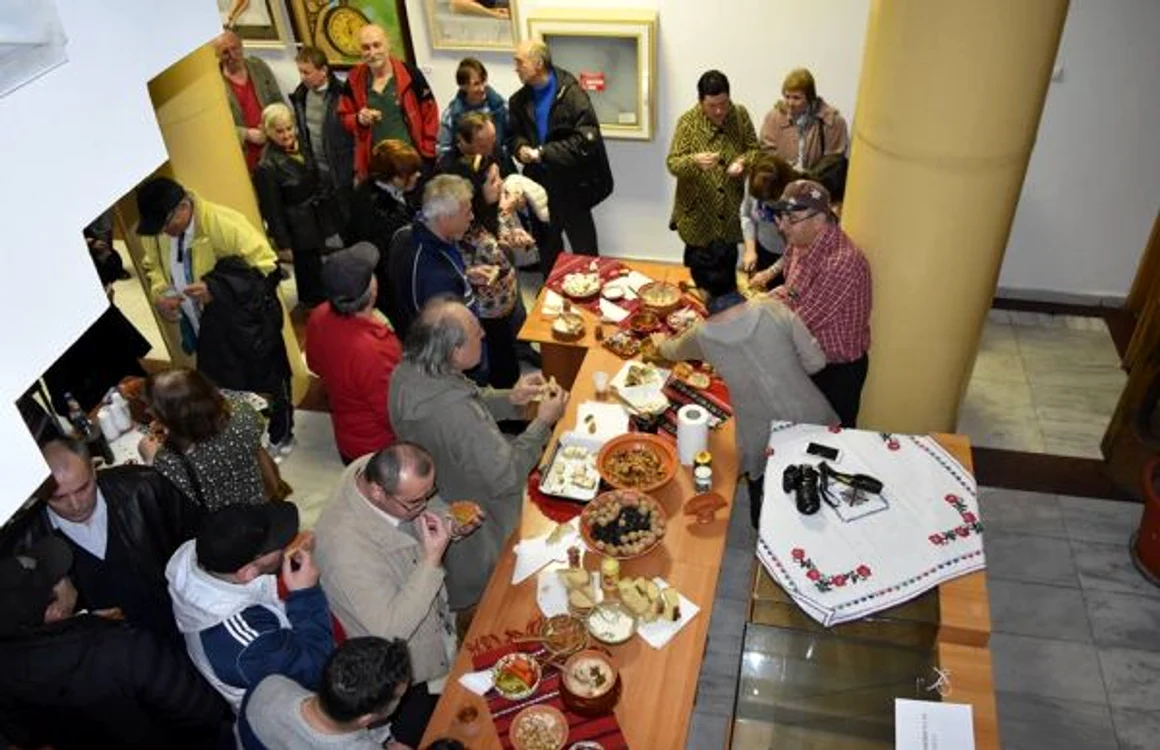 Expoziţie cu fotografii vechi de peste un secol la Vâlcea - „Dianu tărâm de poveste Oameni care au fost” şi degustare de bucate Foto FB Ion Cârstea