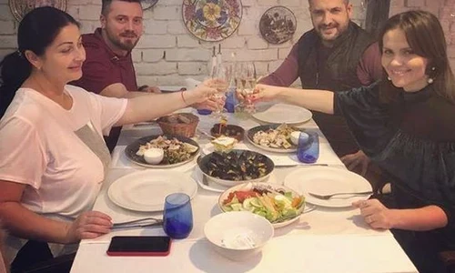 Cele două familii se înțeleg de minune și petrec mult timp împreună  jpeg