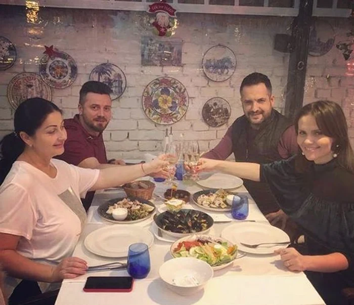 Cele două familii se înțeleg de minune și petrec mult timp împreună 