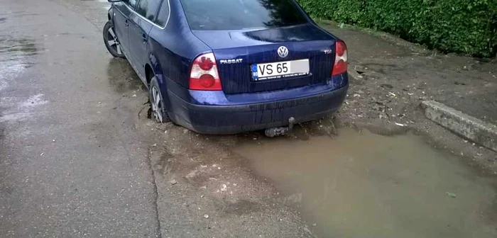Maşina blocată pe strada proaspăt reparată de la Huşi