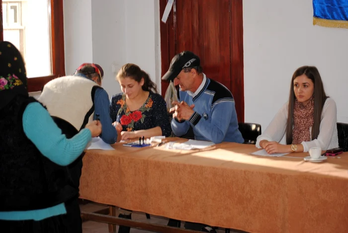 De regulă, bătrânii ies la vot dimineaţă, iar tinerii votează în a doua parte a zilei