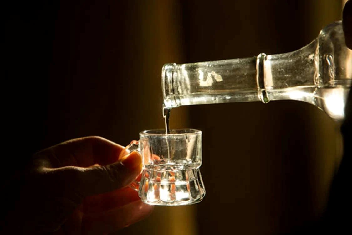 Pălinca este îndrăgită de foarte mulți români / foto: IStock