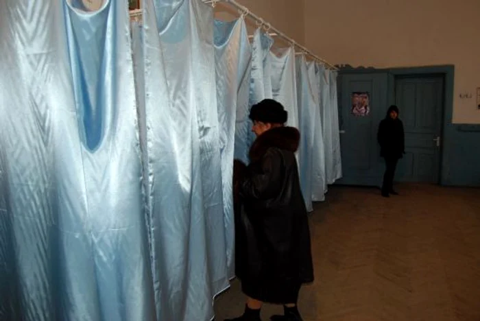 212 persoane au votat la secţia specială din Coloneşti