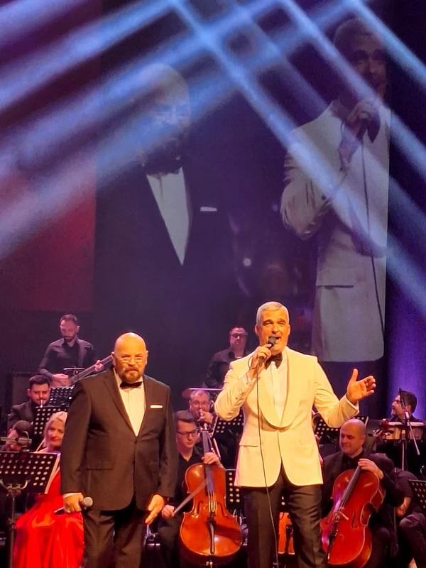 Adrian Daminescu, alături de Aurelian Temișan în spectacolul omagial „Oameni” pentru Marius Țeicu. FOTO: Facebook