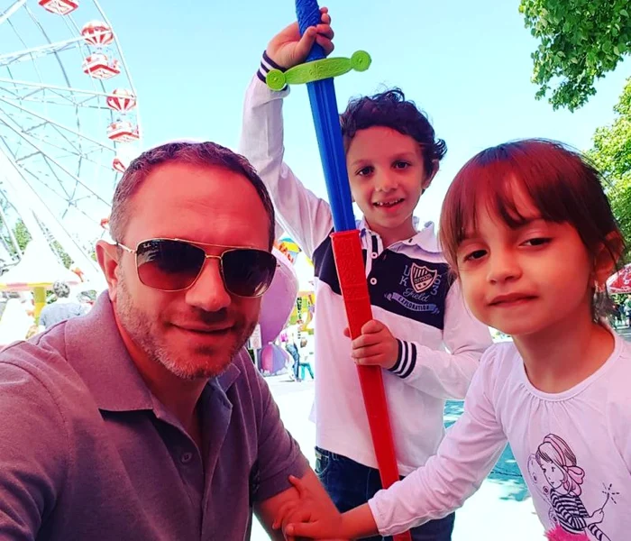 Alin Ionescu iese foarte des cu copiii în parc, dar nu o invită şi pe Cristina