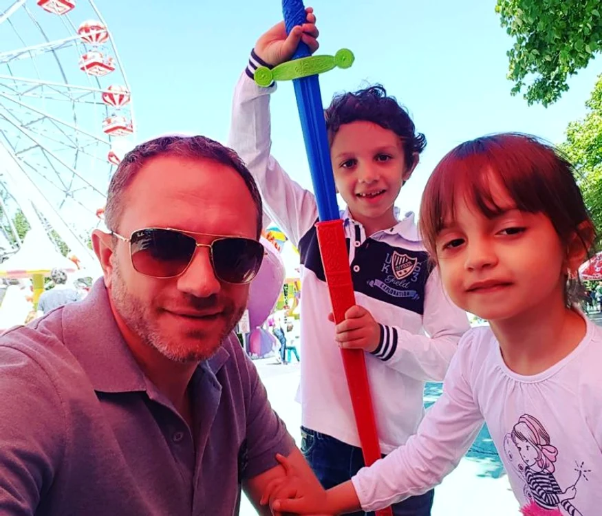 Alin Ionescu iese foarte des cu copiii în parc, dar nu o invită şi pe Cristina