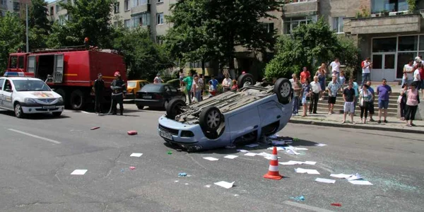 Maşina s-a răsturnat în urma impactului puternic cu un alt autoturism
