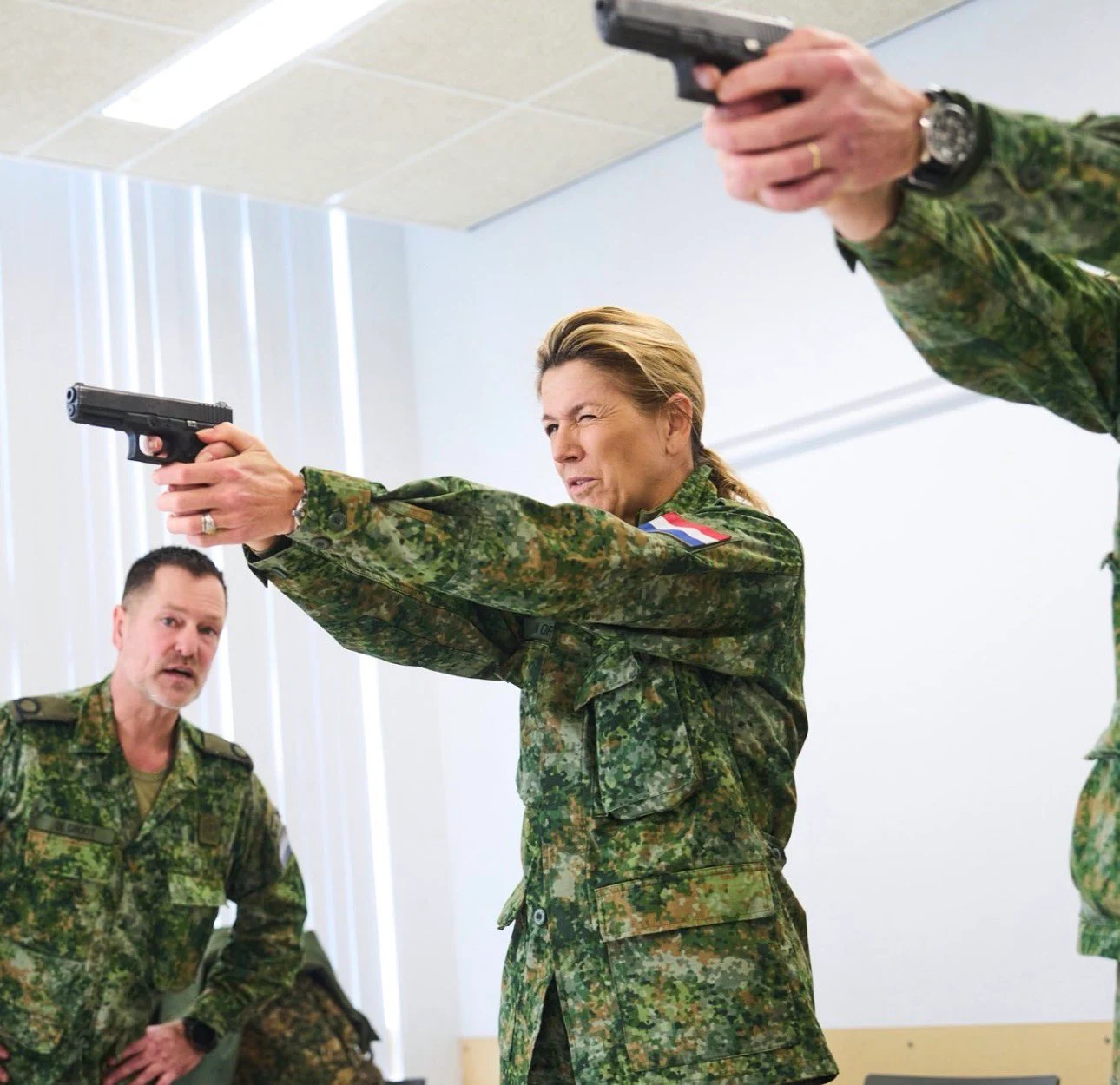 Regina Maxima, în uniformă militară și cu pistolul în mână: se pregătește să devină rezervist la 54 de ani