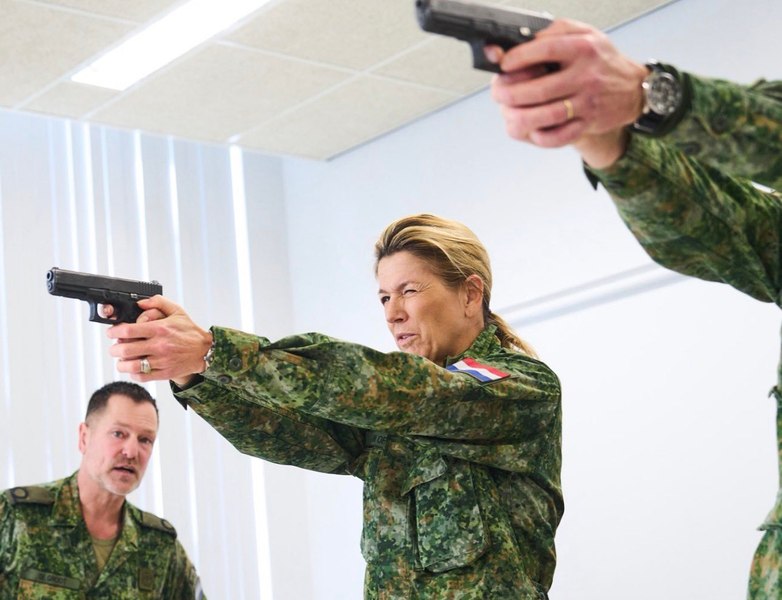 Regina Maxima, în uniformă militară și cu pistolul în mână: se pregătește să devină rezervist la 54 de ani