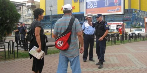 Trecătorii au fost îndrumaţi să ocolească zona magazinului