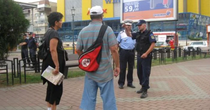 Trecătorii au fost îndrumaţi să ocolească zona magazinului