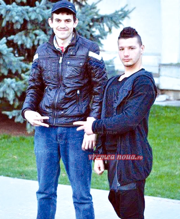 
    Aceștia sunt doi dintre cei trei tineri care au parolat laptop-ul  