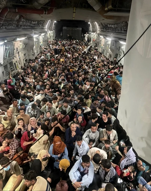 Peste 600 de refugiați stu pe jos în cala unui avion care îi transportă în QatarSursa foto: Defense One