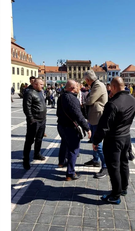 O fotografie cu ministrul de finanțe, Eugen Teodorovici, încălțat cu pantofi sport marca Louis Vuitton face furori pe Internet