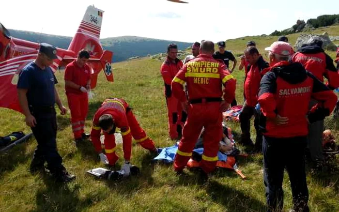 Victima va fi adusă de pe munte de Salvamont. FOTO IJJ Hunedoara