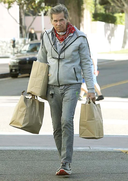 5 decembrie 2015, respiră  printr-un tub de plastic  montat la baza gâtului