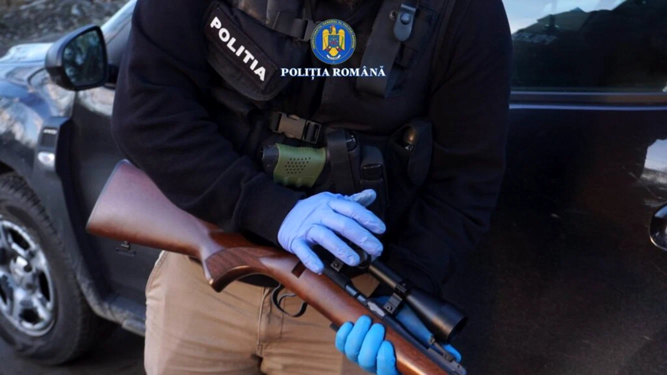 Un colet cu arme letale trimis din Spania a fost depistat în Bistrița. Foto: Poliția Română 