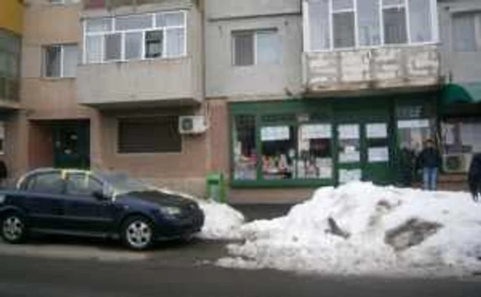 Maşina a fost distrusă de zăpada de pe bloc