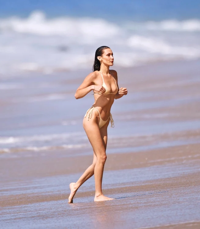 Bella Hadid, în costum de baie bej pe o plajă din Malibu. Septembrie 2024