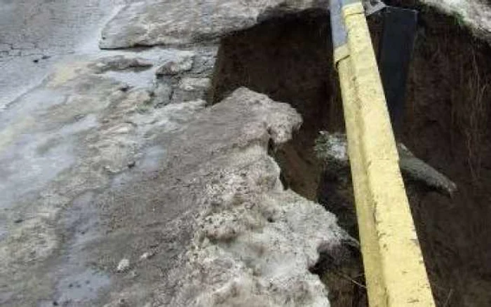 În decurs de 6 ani, nimeni n-a dat curs cererilor de intervenţie pe strada Zamfireşti. Foto Arhivă