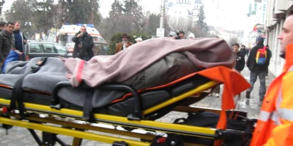 Tânăra a fost transportată la morgă pentru necropsie