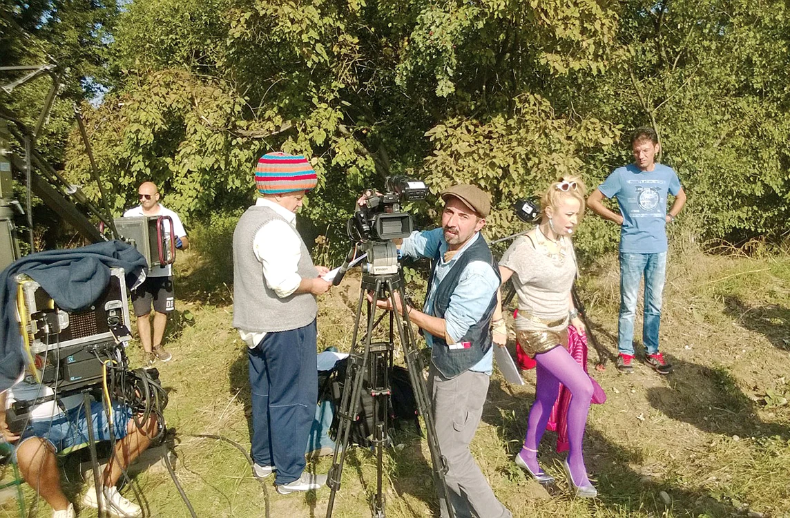 Cabluri, camere, trepiede, tocuri în ţărână, oboseală şi nervi. Aşa a fost la filmările “Vacanţa mare”