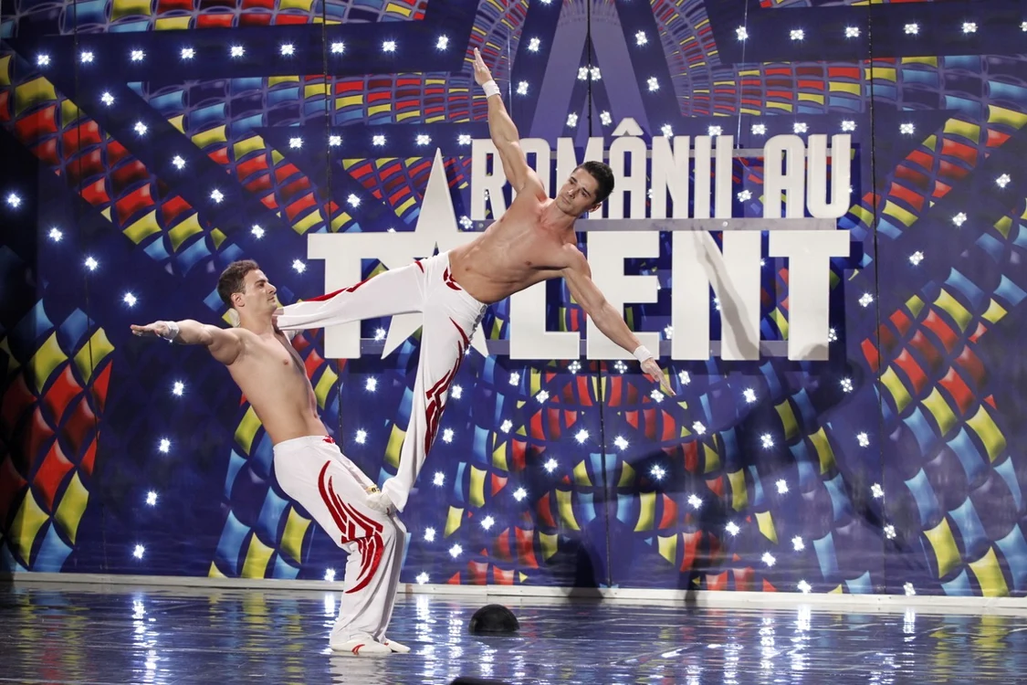 Doi concurenţi au surprins audienţa cu un număr de acrobaţie